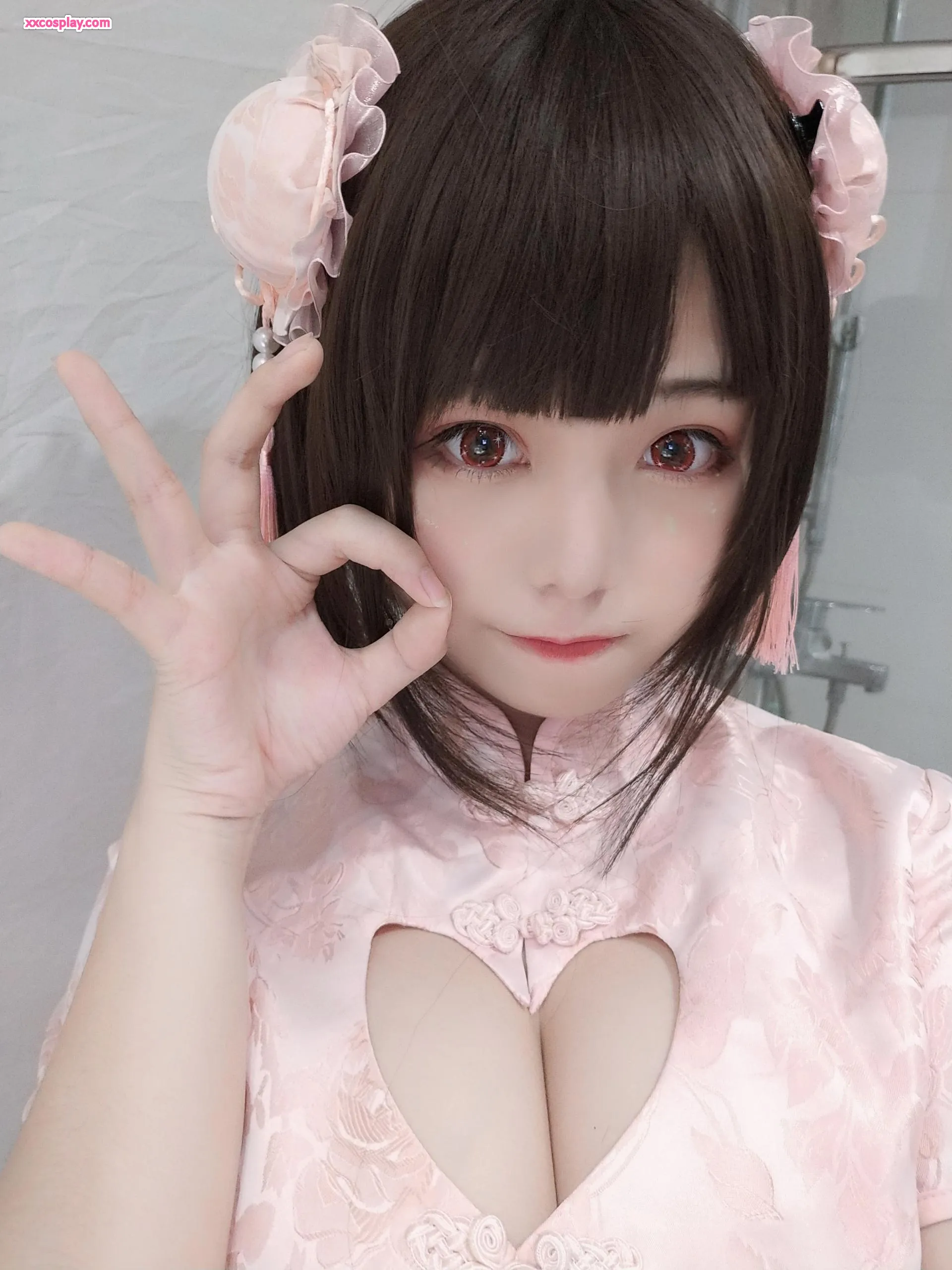 Mizhi Maoqiu's Seductive Pink Qipao Self-Shots